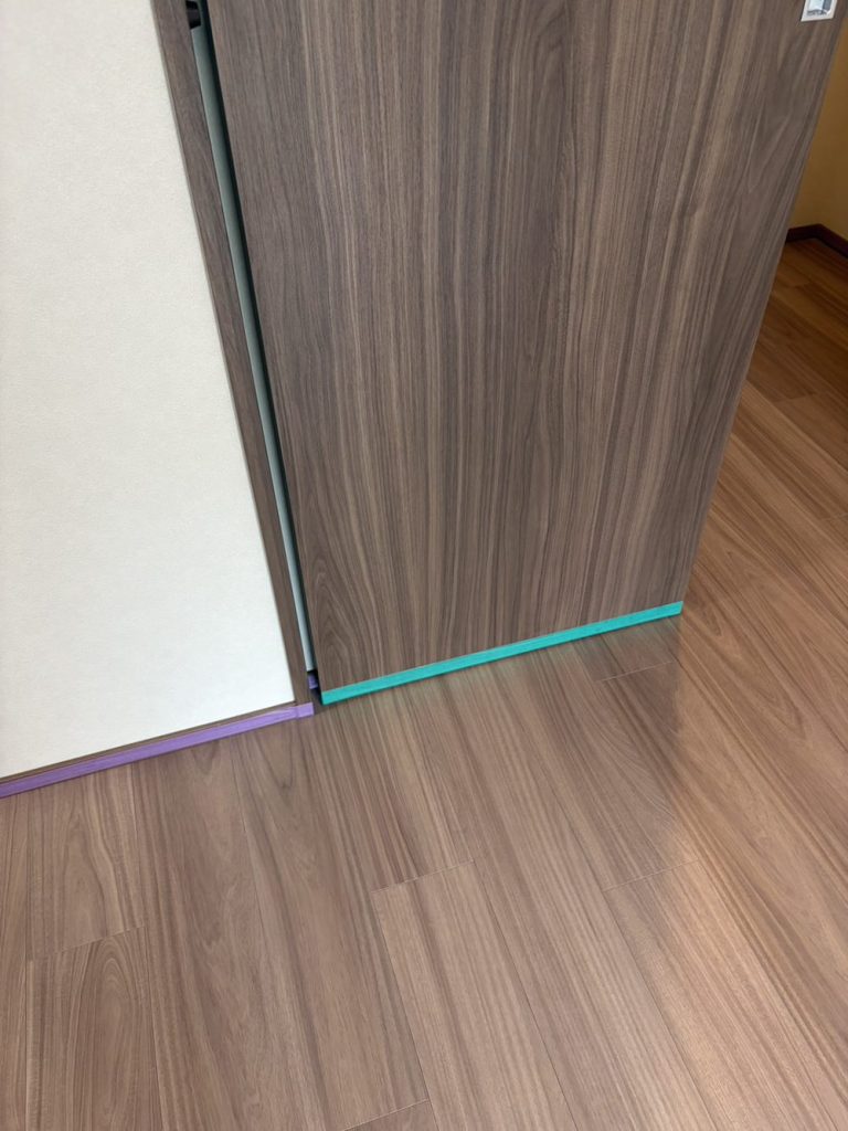 床と壁の境目に貼った養生テープ