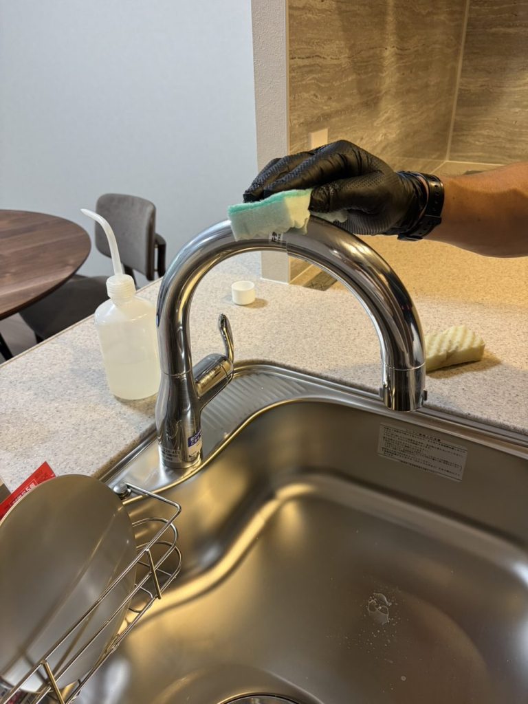 キッチンの水栓にコーティング剤を塗る様子